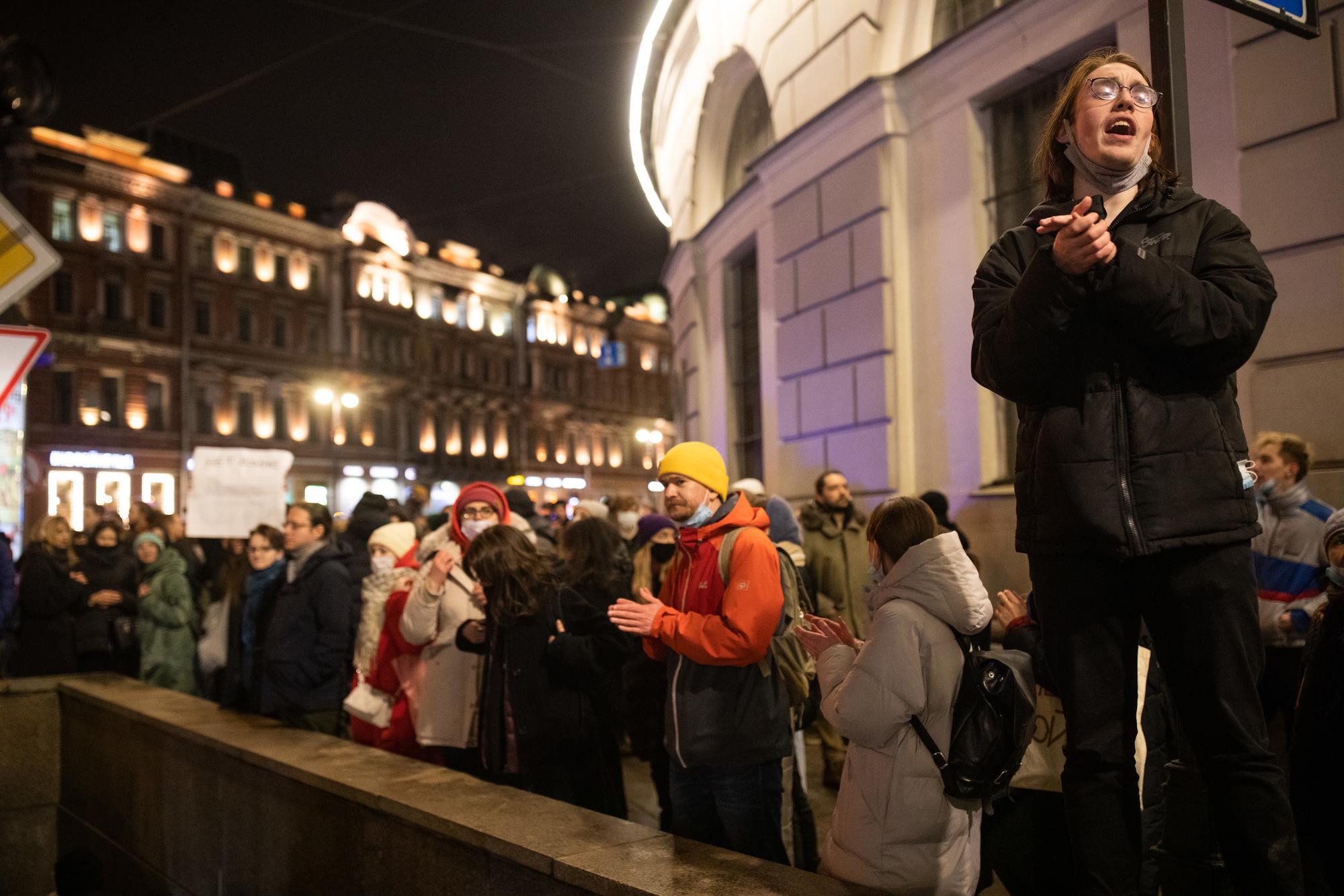 Miles de personas salieron a la calle en la primera manifestación contra  la guerra en las calles de San Petersburgo y otras ciudades rusas.